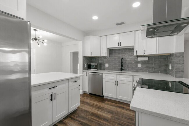Building Photo - FULLY FENCED Home For Rent in St Petersburg!