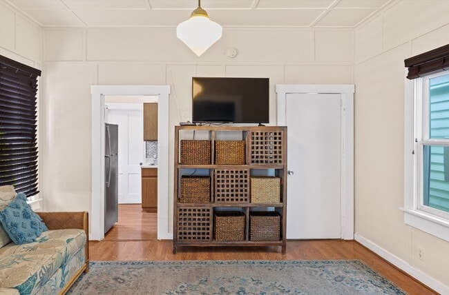 Building Photo - 1 Bedroom 1 Bathroom partially Furnsihed Home available for a 1 year Lease!