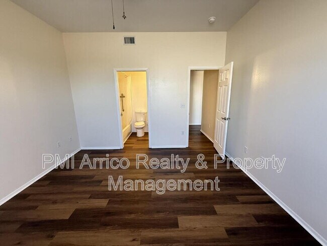 Building Photo - 12653 Longcrest Dr