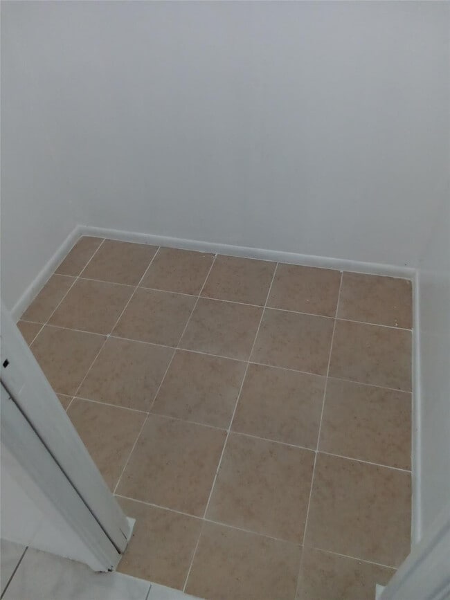 Building Photo - 120 NE 26th Ct