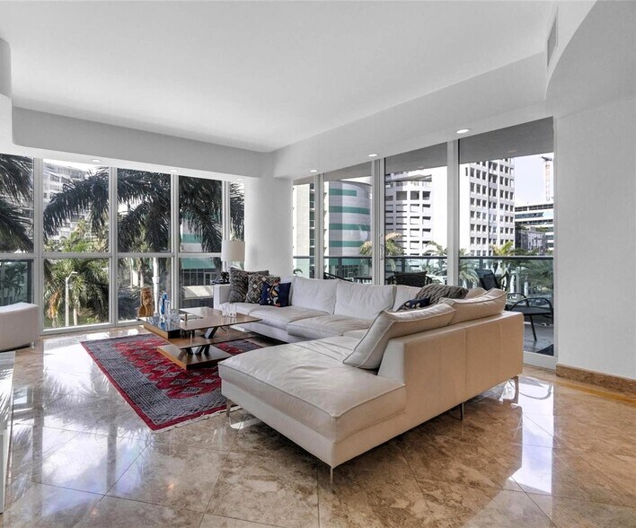 Building Photo - 1331 Brickell Bay Dr