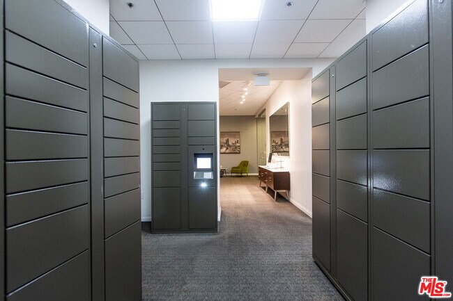 Building Photo - 3785 Wilshire Blvd