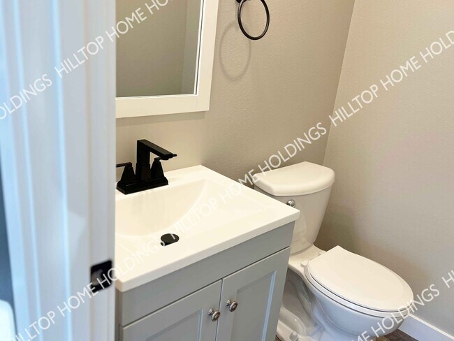 Building Photo - 2 Oak Hill Rd