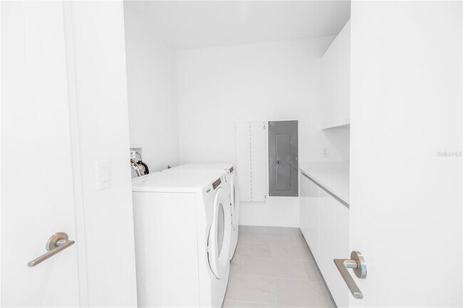 Building Photo - 400 Central Ave