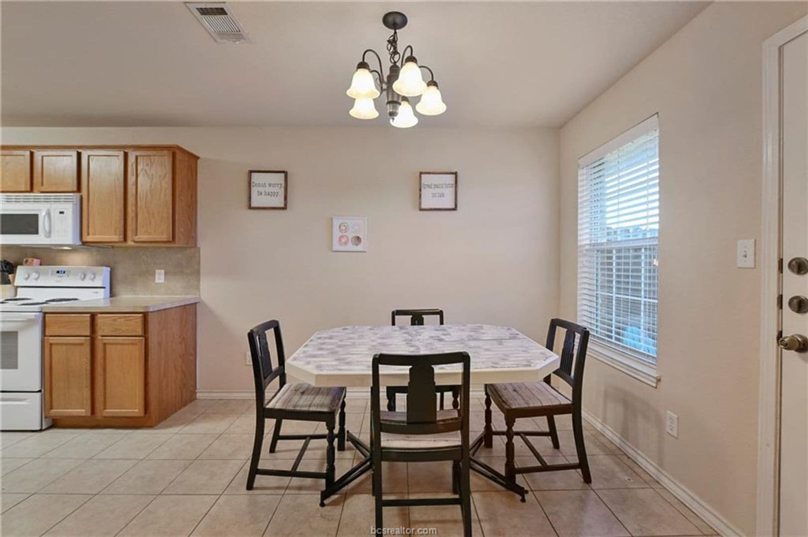 Building Photo - Available May 2026! Great 3 Bedroom, 3 Bathroom Close to Everything!!