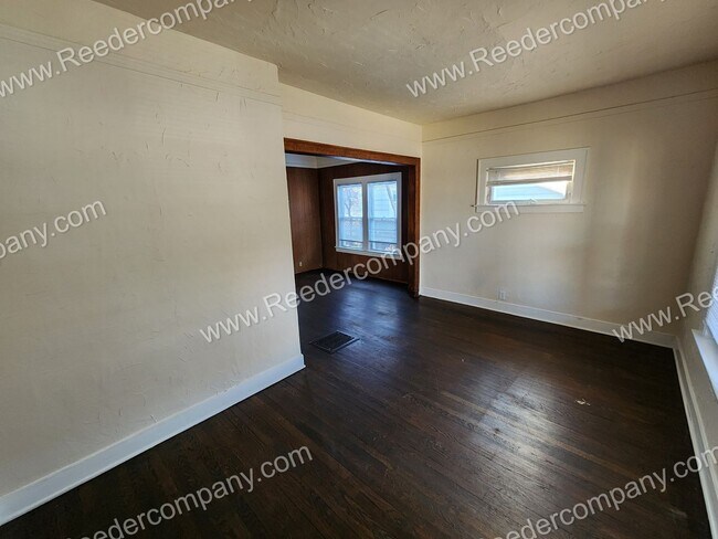 Building Photo - 2 bedroom 1 bath for rent. Located right a...