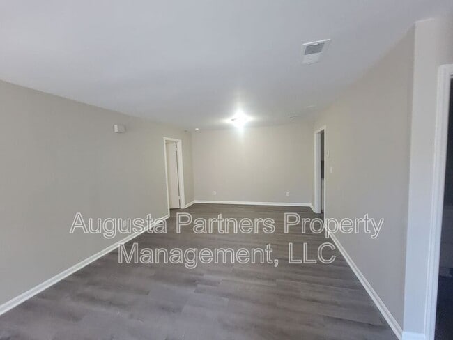 Building Photo - 1546 Hamilton Dr