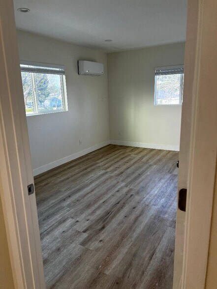 Building Photo - 7435 Encino Ave
