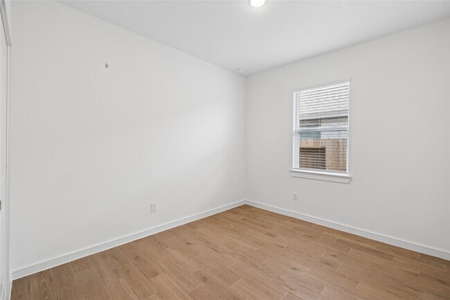 Building Photo - 698 Daniels Lk Ln