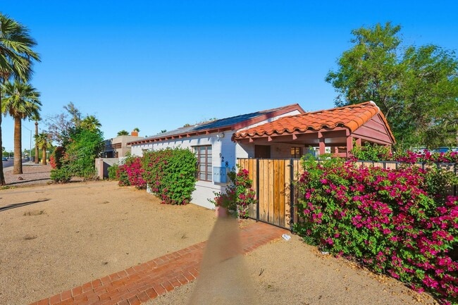 Building Photo - Great complex in Central Phoenix
