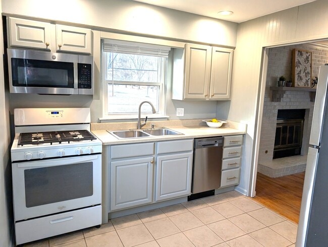 Building Photo - 1106 N Main St