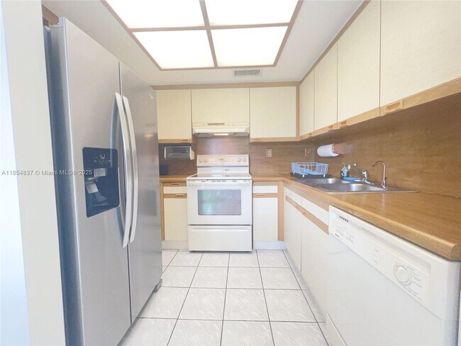 Building Photo - 9255 SW 125th Ave