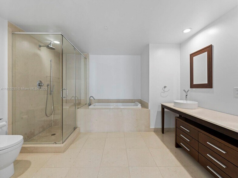 Building Photo - 495 Brickell Ave