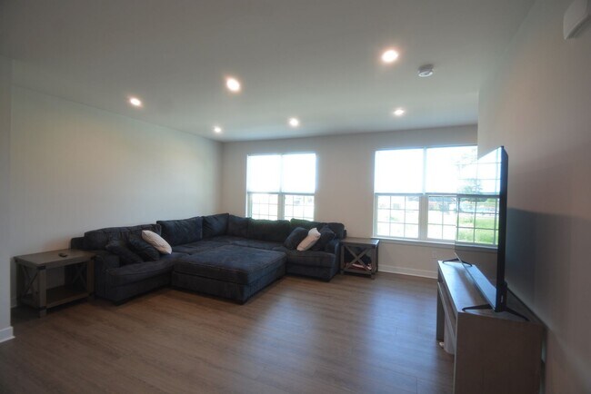 Building Photo - Beautiful and New this 4 Bedroom Townhouse