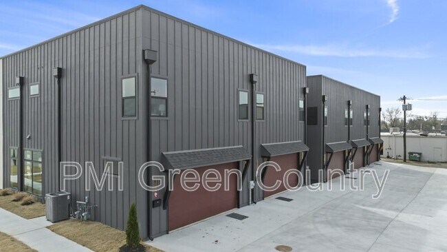 Building Photo - 122 E Elgin St