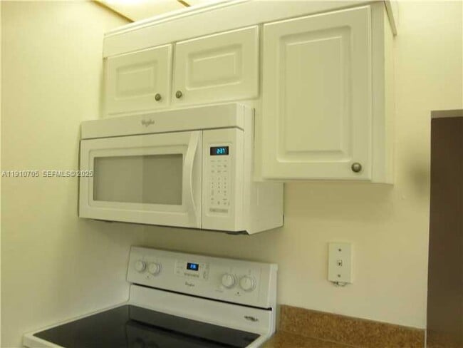 Building Photo - 17021 N Bay Rd