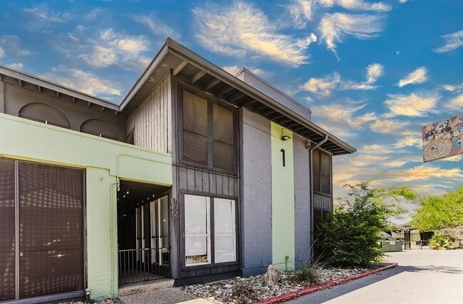 Building Photo - 909 Reinli St