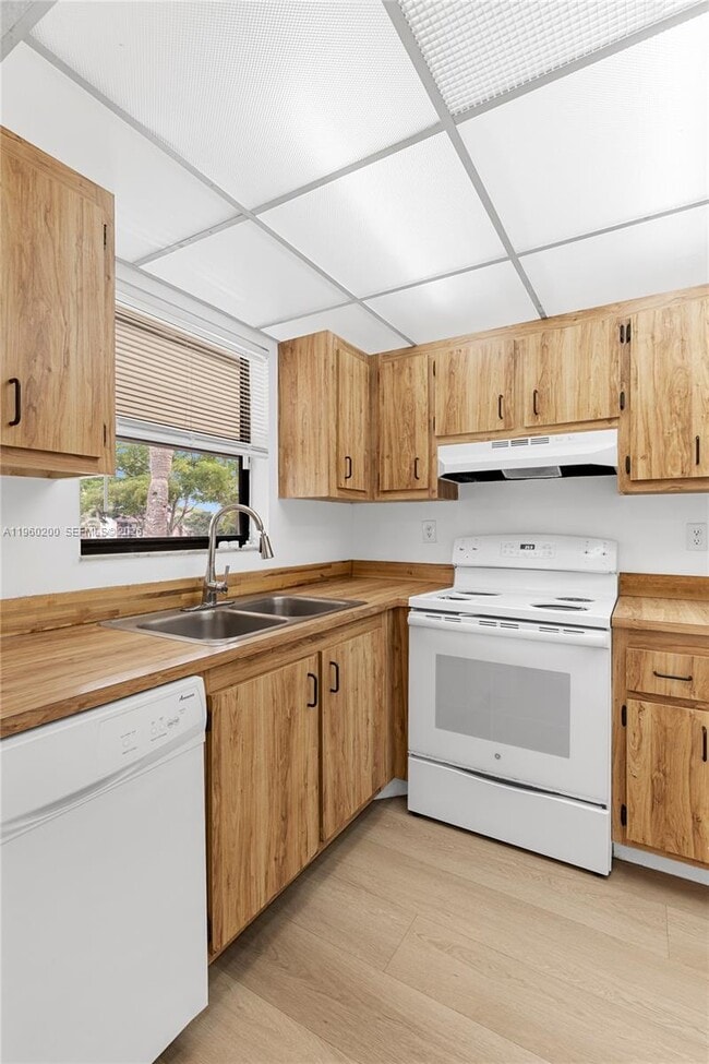 Building Photo - 6061 Shaker Wood Cir