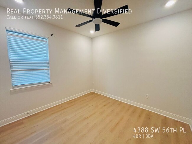 Building Photo - Spacious 4/3 W/ Oversized Screened Lanai