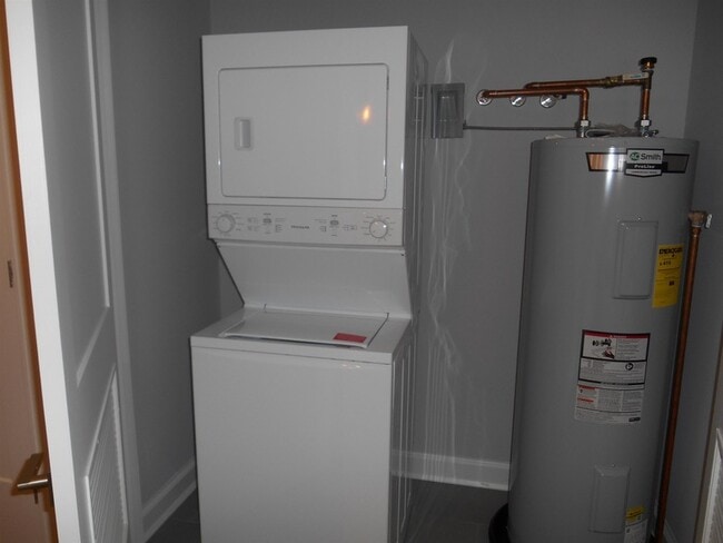 Building Photo - 3 Perrine Ave