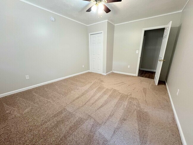 Building Photo - 2922 Oakwood Dr
