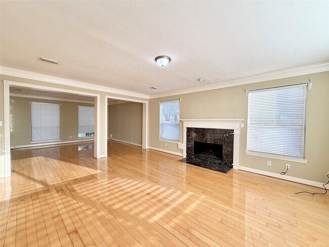 Building Photo - 1916 Lakewinds Dr