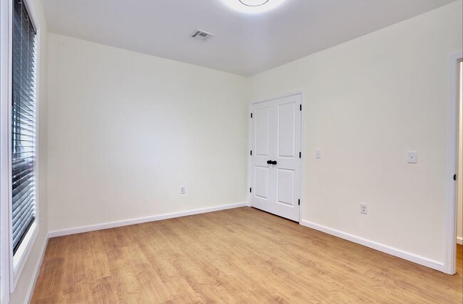 Building Photo - 143 Zabriskie St