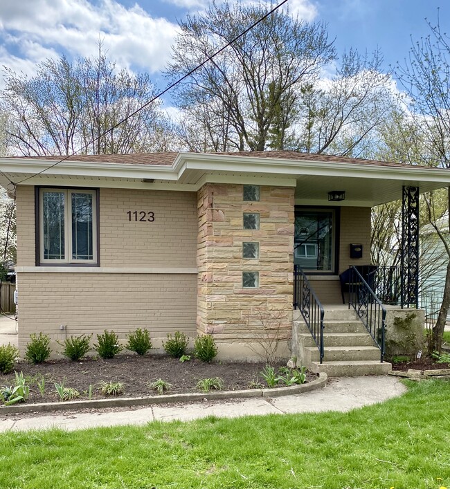 Front with covered porch - 1123 Osterman Ave