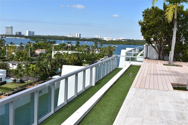 Building Photo - 9940 W Bay Harbor Dr