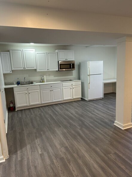 Building Photo - 20573 Breezyhill Dr