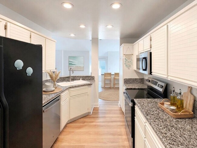 Building Photo - Beautifully renovated single-level condo in gated Newport Baycrest