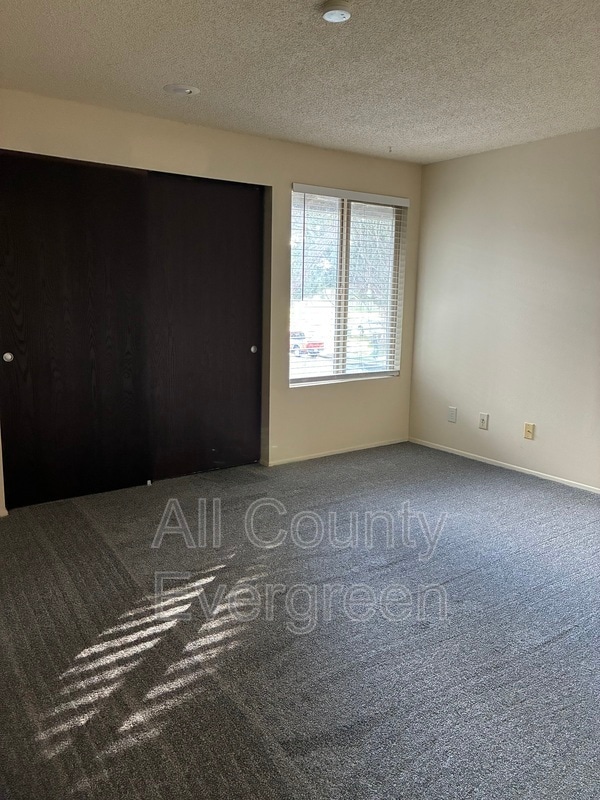 Building Photo - 987 26th Pl NE