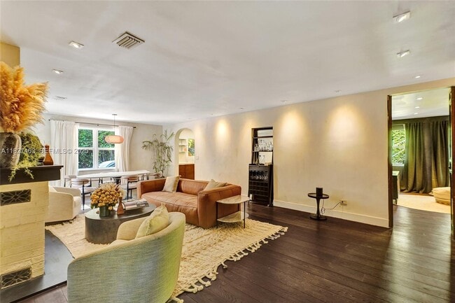 Building Photo - 669 NE 60th St