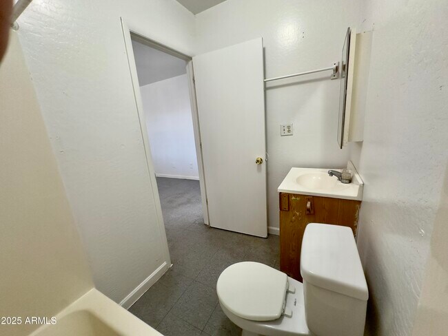 Building Photo - 1228 E Apache St