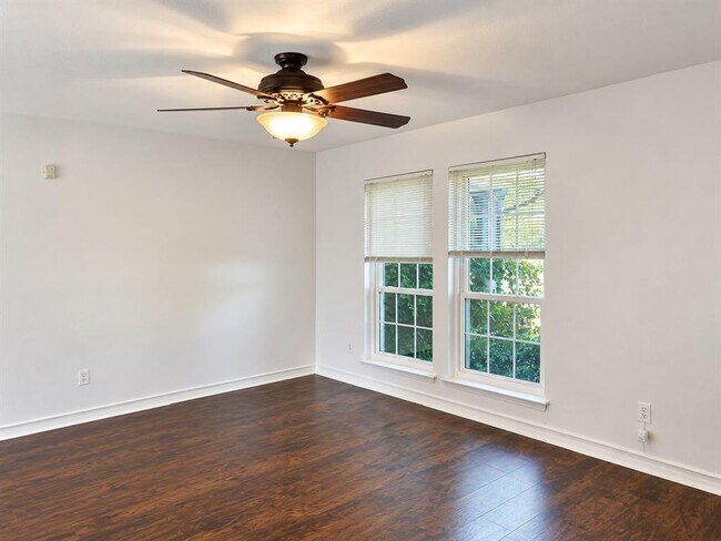 Building Photo - 1015 E Yager Ln