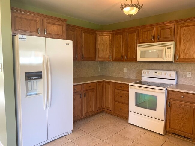 Building Photo - CONTRACT PENDING!! Lovely single family, brick rancher home with 3 beds/2.5 baths!!