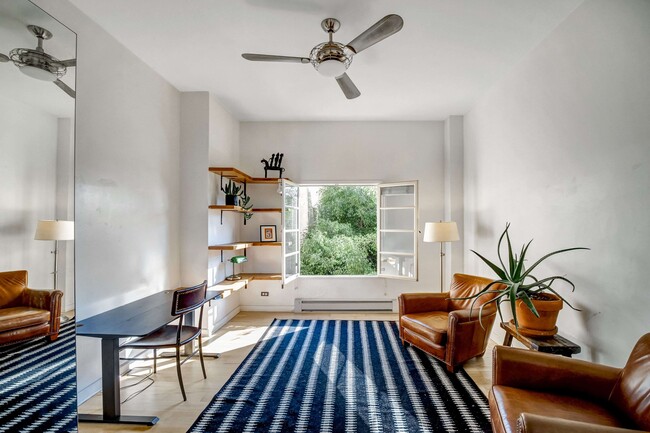 Building Photo - 109 N Sycamore Ave