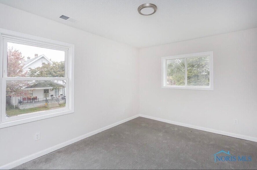 Building Photo - 421 E Streicher St