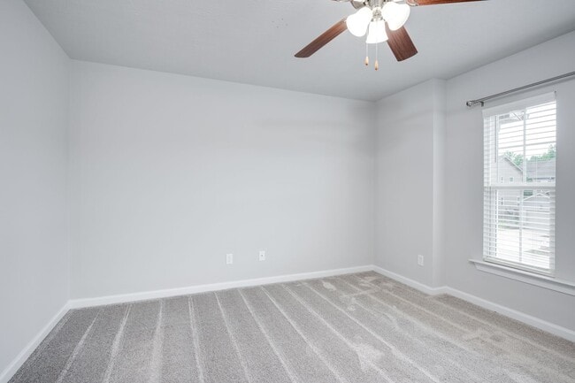 Building Photo - 3 Bedroom 2.5 Bath Townhouse