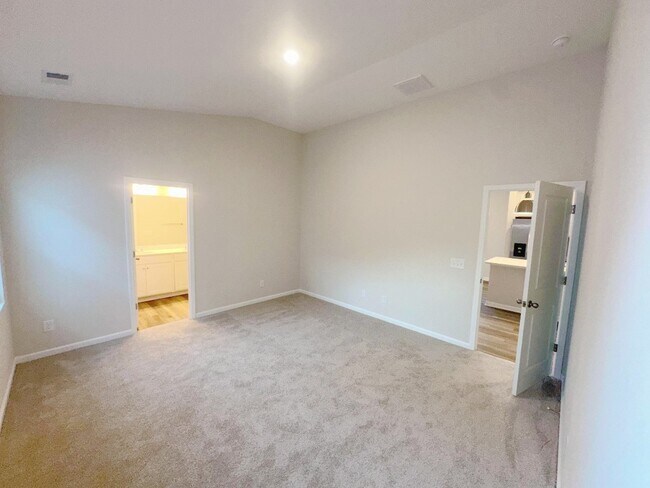 Building Photo - 192 Standing Oaks Dr