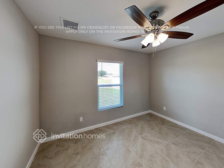 Building Photo - 373 NW Avens St