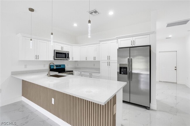 Building Photo - 724 Lamar St E