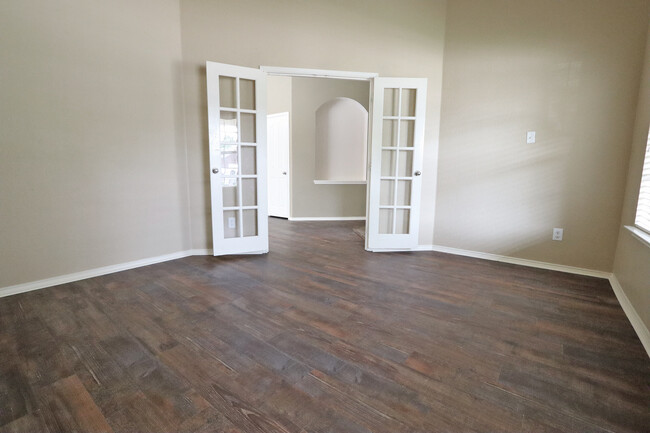 Building Photo - 1000 Warbler Ln