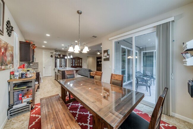 Building Photo - Beautiful 5 bedroom / 4 bath near Clovis East