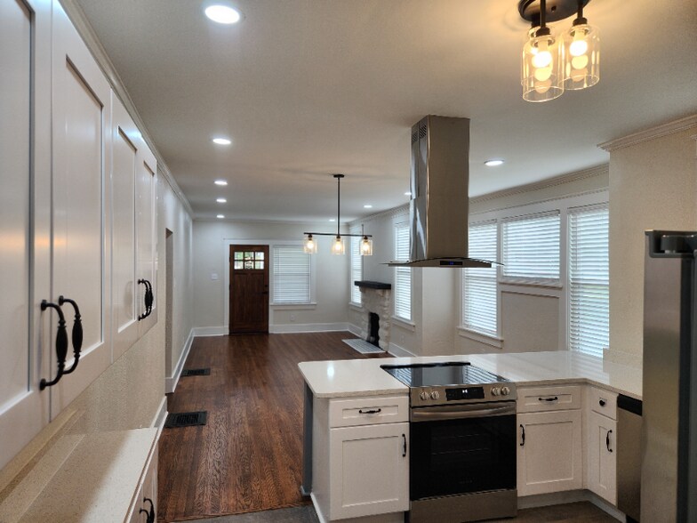 Building Photo - 1651 Kendale Ave