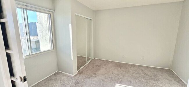 Building Photo - Charming 1-Bedroom Condo with Partial Bay Views & Summer Fireworks!