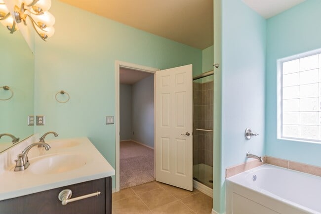 Building Photo - Inviting 4 Bed 2 Bath Home - Solar Panels & In The Golf Course Area!