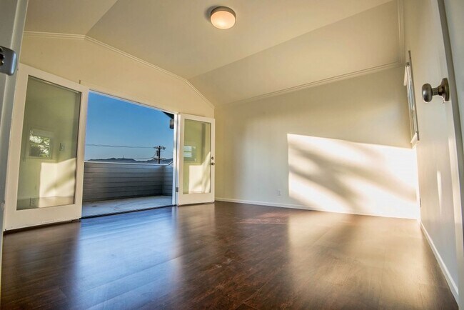 Building Photo - 1012-1014 Manzanita St