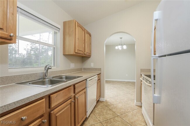 Building Photo - 944 Berg St E