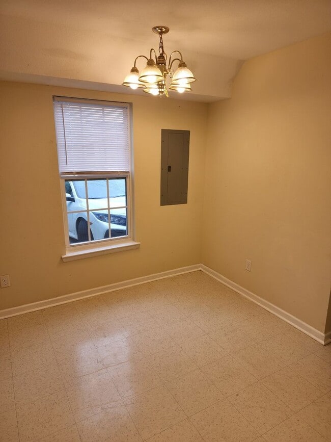 Building Photo - Spacious 2 Story home in Town - Apply Now ...
